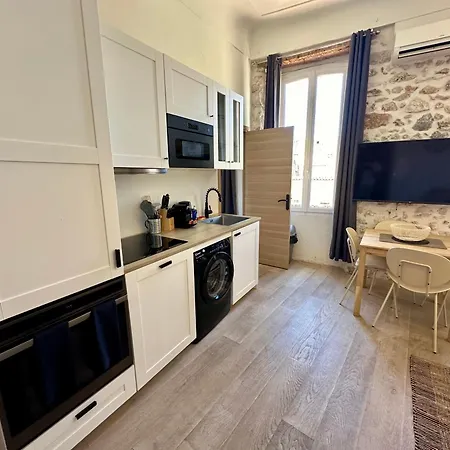 Gorgeous Brand New 2 Bedrooms Apartment *